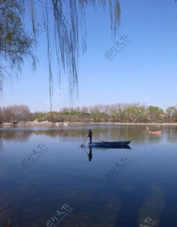 湖上小舟图片