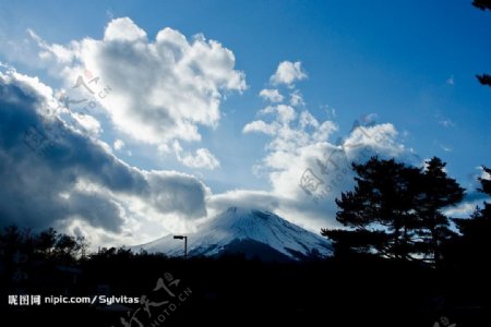 蓝天白云下的富士山图片