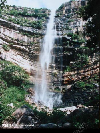 卢崖瀑布图片