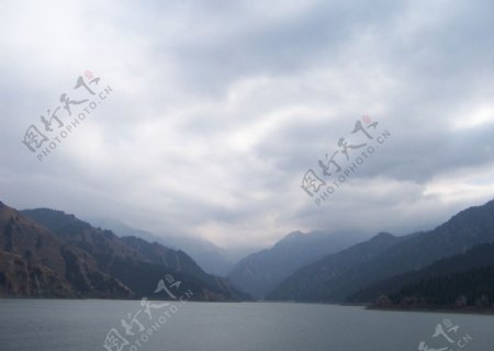 暴风雨前的天山湖图片