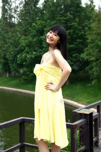杨斯黄裙写真图片