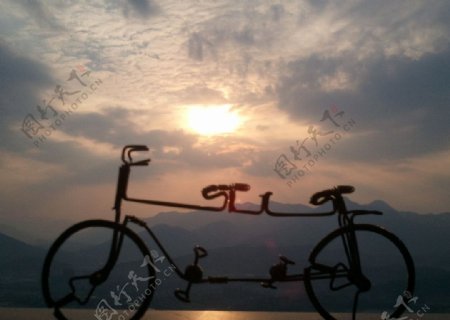 夕阳下的单车图片