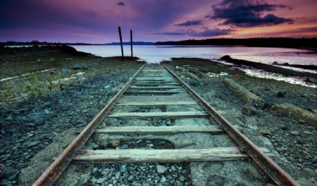 夕阳下的怀旧铁路风景图片