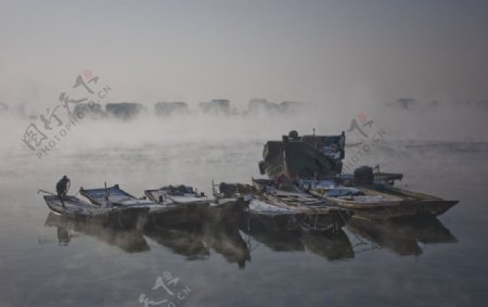 船坞的雾气图片