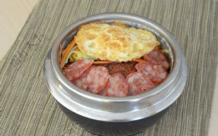 香肠石锅拌饭图片