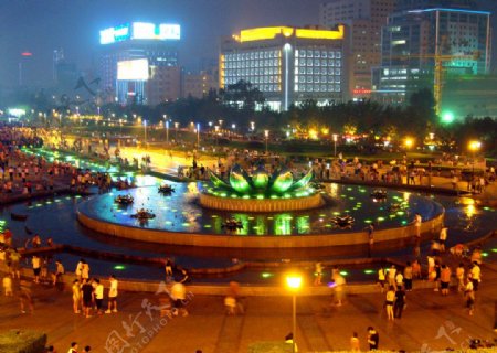 泉城广场济南泉标喷泉夜景图片