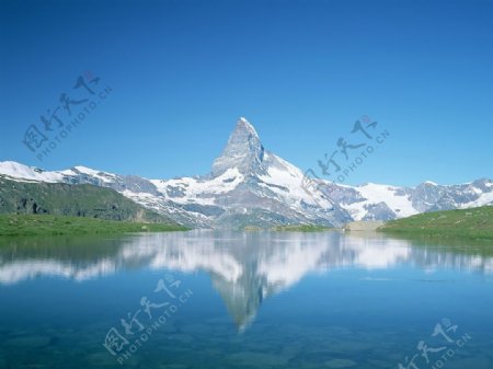 高清瑞士雪山湖景图片