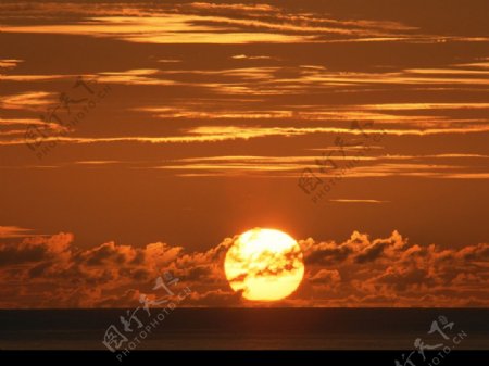 夕阳幕色的云彩图片