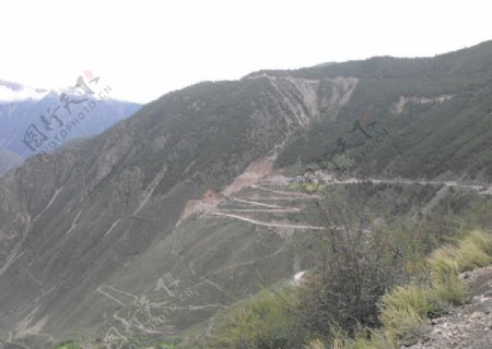 西藏陡峭的山路图片
