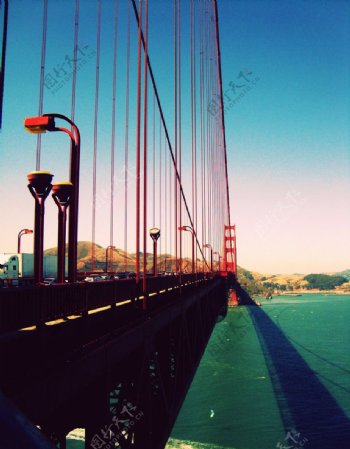 通向海岸的桥图片