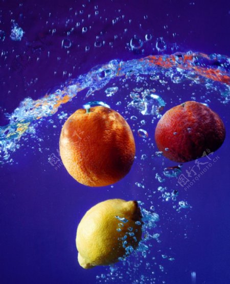 水中的水果图片