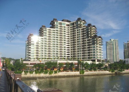 三亚河边的高楼图片