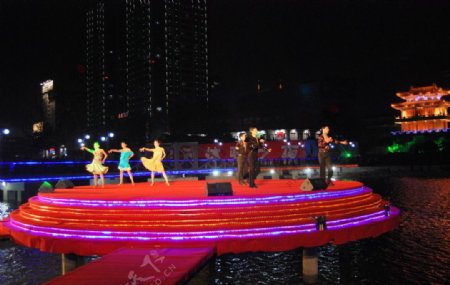 潍坊v1购物广场夜景图水上舞台表演图片
