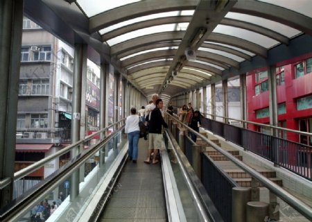 香港過街橋上的自動扶梯和下坡步道图片