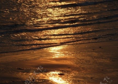 夕阳下的海边图片