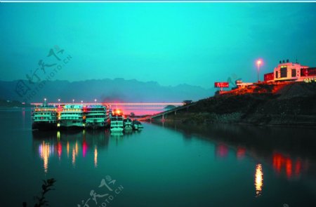 三峡大坝前的夜景图片