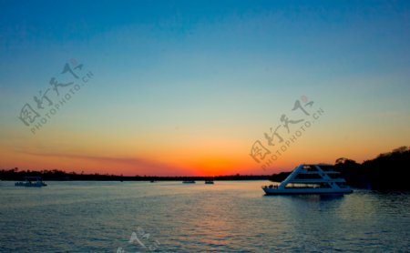 赞比西河落日游轮图片