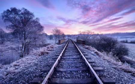 晚霞冬天下的铁轨图片