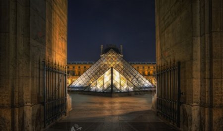法国卢浮宫入口夜景图片
