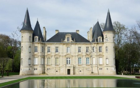法国城堡草坪湖水图片