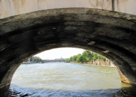 赛纳河上的桥洞图片