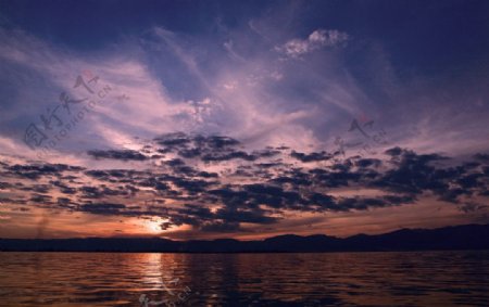 茵莱湖的晚霞图片