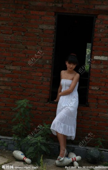 白色连衣裙美女图片