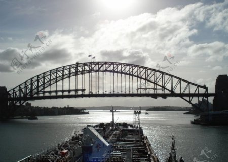 海上拱桥图片