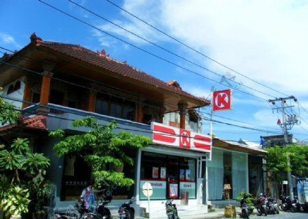 巴厘岛城镇的便利店图片