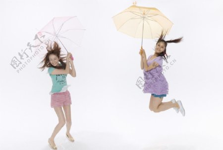 两个打雨伞的美女图片