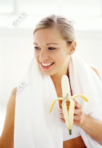 吃香蕉的少女图片