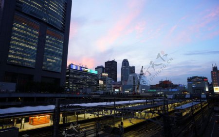 新宿车站的黄昏图片