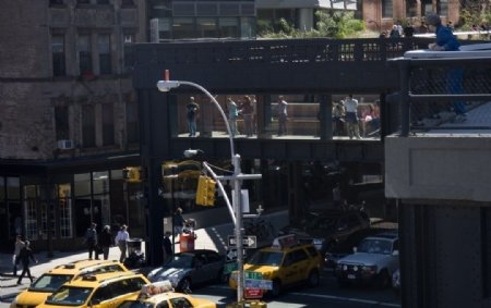 纽约穿越建筑的道路图片