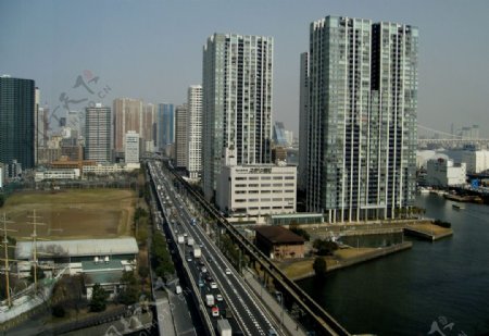 东京城市的高楼和道路图片