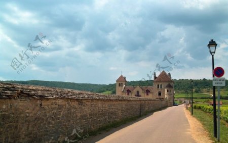 法国第戎葡萄园里的道路及城堡图片