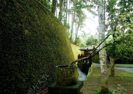 巴厘岛的圣泉寺内的鹅卵石墙图片