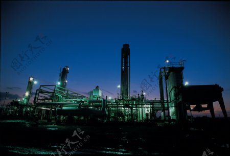 在晚上的布里奇波特的原油加工厂图片