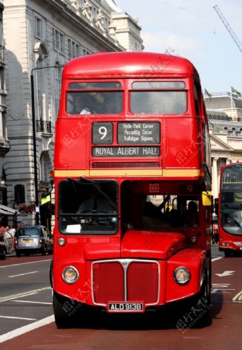 英国伦敦街上的双层大巴图片