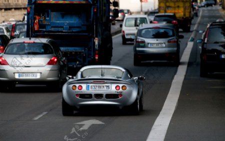 巴黎巴黎街上的豪華跑車图片