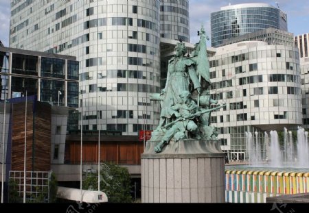 巴黎现代建筑群中的革命者雕像图片