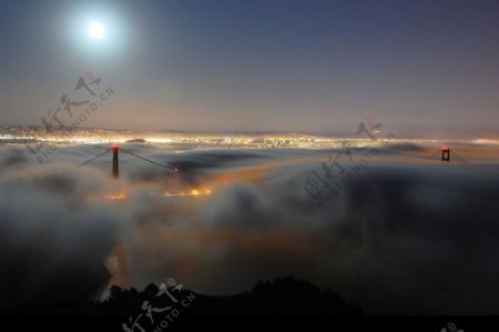 云彩中的大桥图片