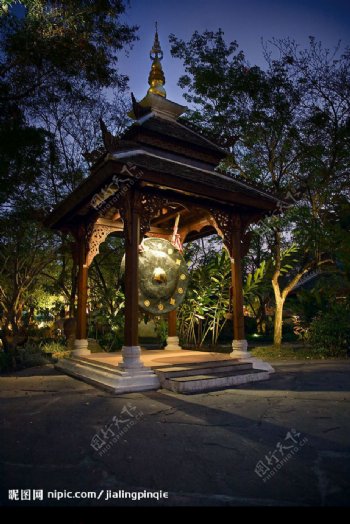 泰国清迈寺院的亭子图片