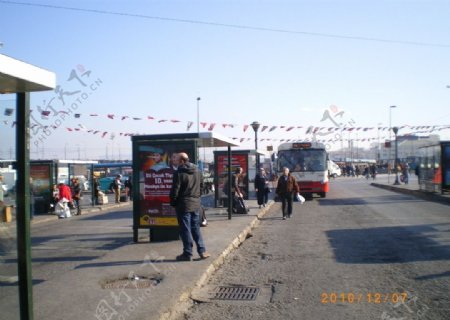 国外公交车站图片