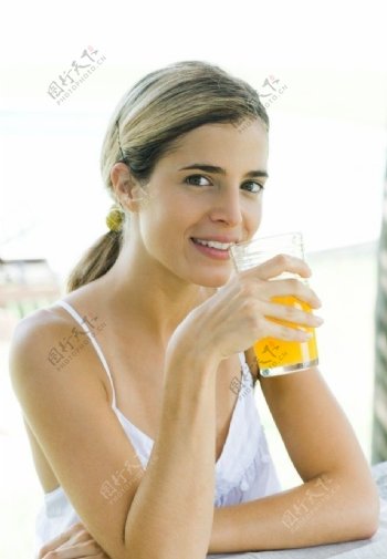 喝橙汁的女孩图片