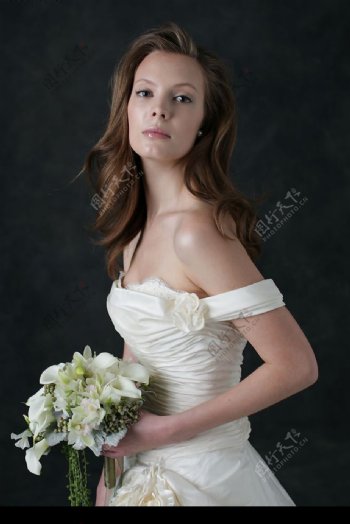 手捧鲜花的白衣的高贵女郎图片