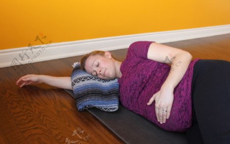 躺在地毯上休息的孕妇图片