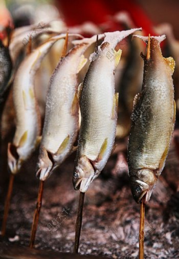 日本街头烤鱼图片
