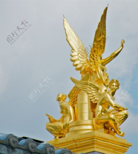 巴黎巴黎歌剧院屋顶鎏金女神雕塑图片