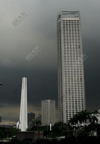 新加坡摩天楼下的抗日纪念塔图片