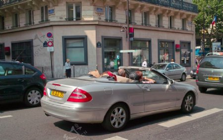 巴黎巴黎街上的敞蓬車图片